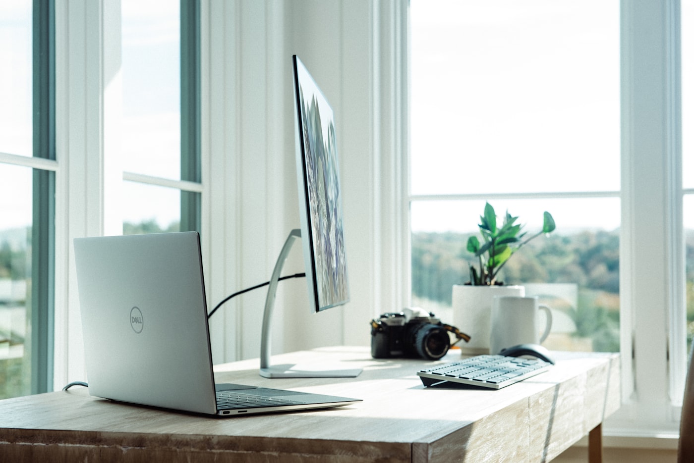Schülerin lernt online mit Laptop